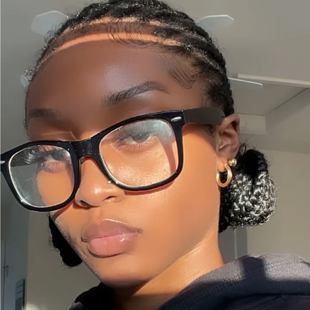 Meet your Posher, Amari
